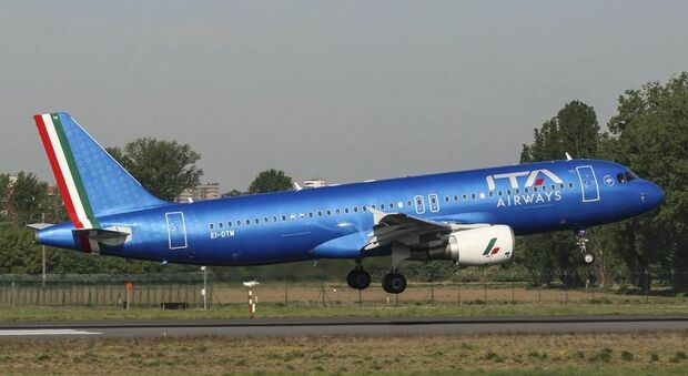 Aereo Ita Airways con 83 persone a bordo impatta con un uccello, atterraggio di emergenza a Linate