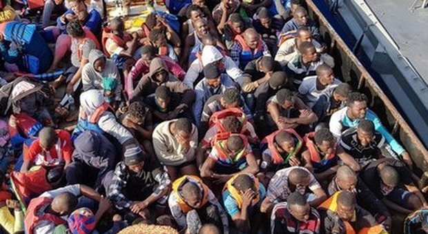 Migranti, il decreto di Di Maio irrita Zingaretti: «Basta bandierine»