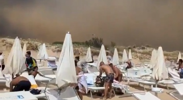 Tromba d'aria in Salento, bagnanti in fuga dalla spiaggia: 5 in ospedale VIDEO