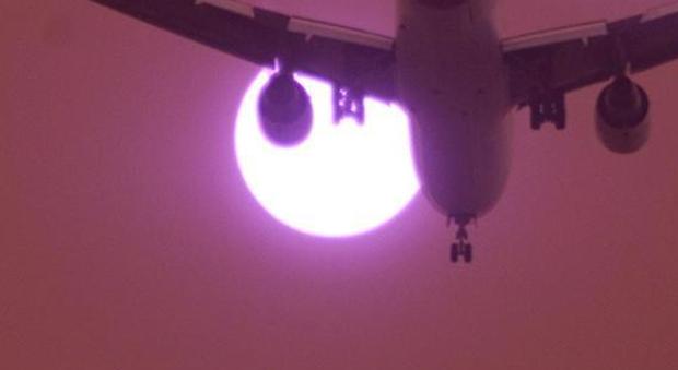 Australia, un motore in panne dopo il decollo, il pilota dell'aereo ai passeggeri: «Pregate»
