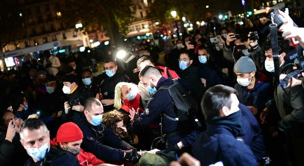 Parigi, sgombero choc della polizia: «Manganellati migranti e giornalisti». Bufera in Francia