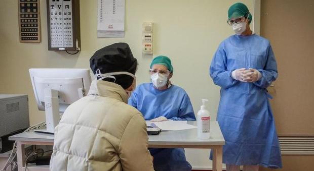 Coronavirus, bozza dl sanità: «Regioni commissariate se inerti, in arrivo 20mila assunzioni tra medici e infermieri»
