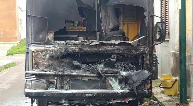 Salento, paura nella notte: distrutto dalle fiamme l'autocarro di proprietà di una coppia di commercianti di dolciumi