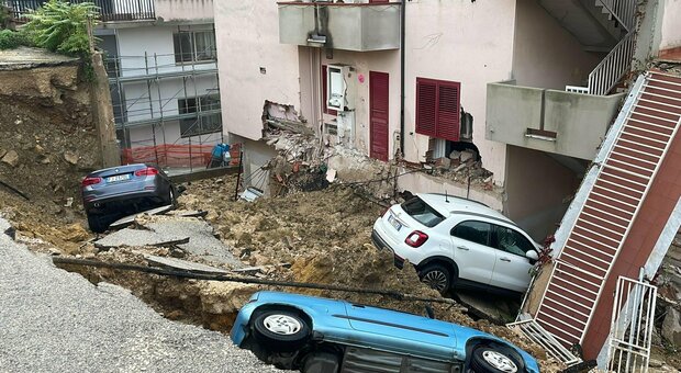 Maltempo, ancora incubo in Sicilia: crolli, auto nel fango e voragini in strada