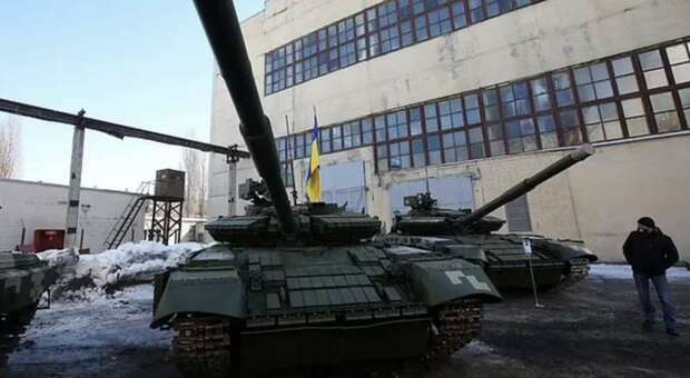 «Revisione scaduta», arriva lo stop ai carri armati diretti in Ucraina: la stradale ferma i cingolati sull'A30