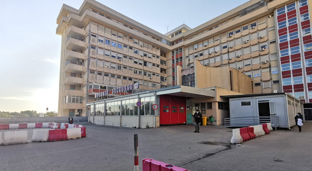 L'ingresso dell'ospedale Vito Fazzi di Lecce