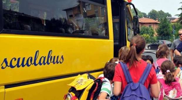 Infarto mentre guida lo scuolabus: autista eroe salva i bambini prima di morire