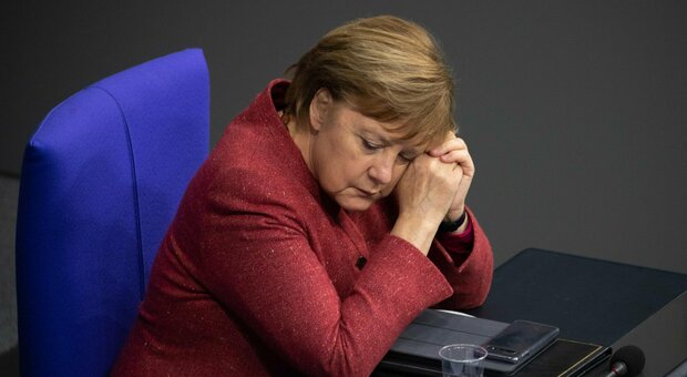 Conte e Merkel: il cuore e l estetica, due stili a confronto nel giorno più duro