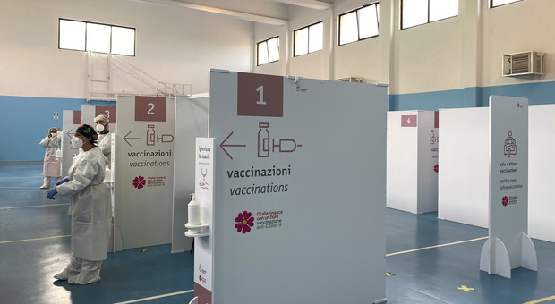 Hub vaccinali via dai palazzetti. Montanaro: «Strutture da restituire allo sport»