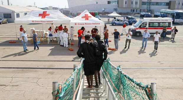 Lo sbarco dei migranti al porto di Taranto