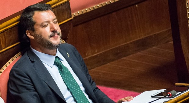 Salvini bacia il crocifisso e replica a Conte: «Rifarei tutto». Poi apre a M5S: «C'è margine»