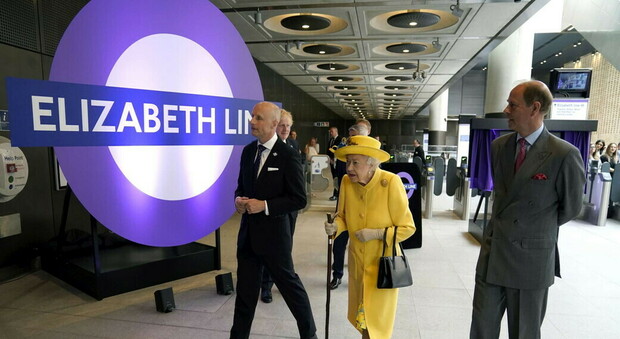 La regina Elisabetta torna in pubblico: l'inaugurazione della metropolitana in suo onore