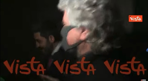 Beppe Grillo con la mascherina a dicembre: «Sapeva già del Covid». Il centrodestra attacca al Senato