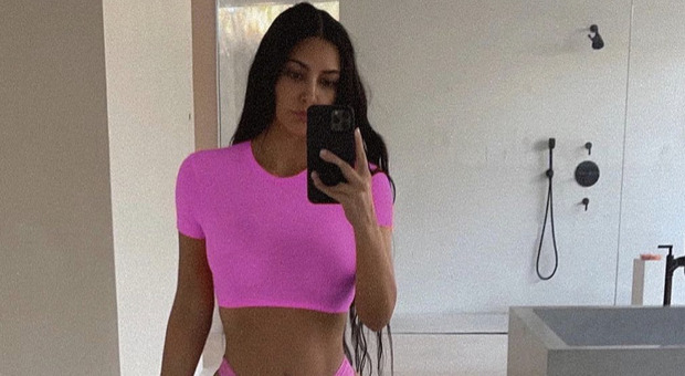 La showgril Kim Kardashian pubblica uno scatto sexy in bikini fluo scatenando i commenti dei fan