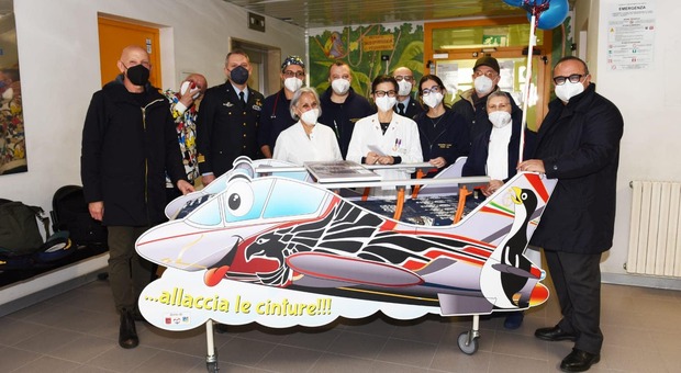 Una barella a forma di aereo per i piccoli pazienti di Oncoematologia pediatrica. Il dono di "Cuore e mani aperte" e Aeroporto militare di Galatina
