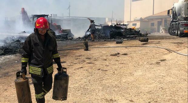 Inferno nella zona industriale di Ugento, a fuoco i caravan a noleggio