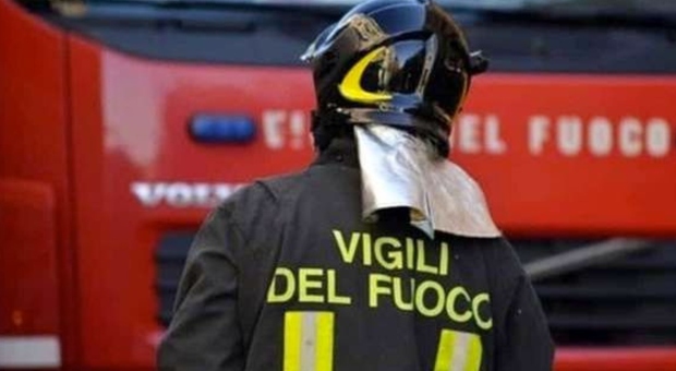 Roma, appartamento va a fuoco: muore una donna