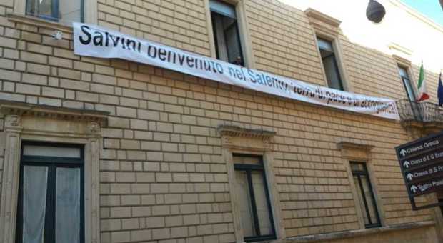 Dal balcone della Provincia, lo striscione del presidente Minerva: “Salvini, benvenuto in questa terra di accoglienza”