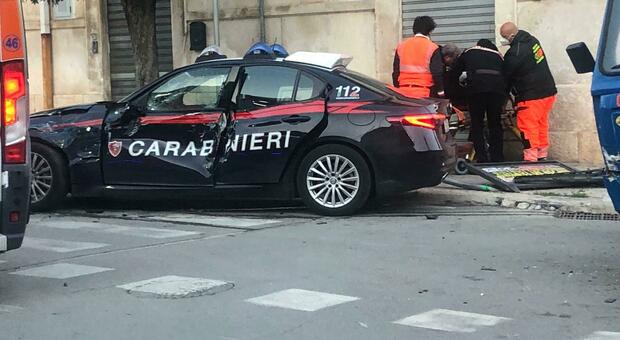 Incidente nel Barese: non si fermano all'alt dei carabinieri e l'inseguimento si conclude con uno schianto