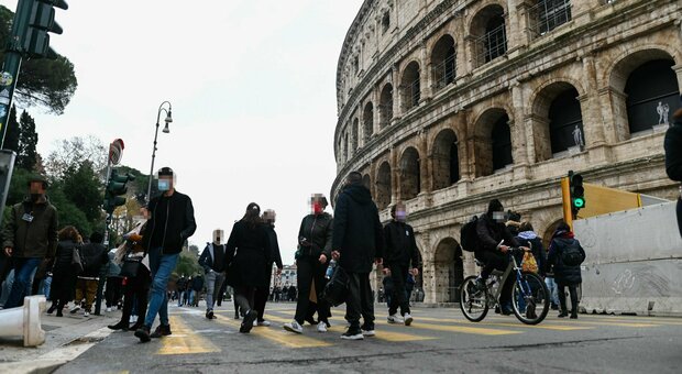 Lazio, il bollettino: 7.993 nuovi casi (4.631 a Roma) e 15 morti. Da domani la regione sarà in zona gialla