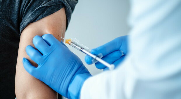 Così i no-vax pagavano per evitare il vaccino: 150 euro per «spruzzarlo nell'ovatta»