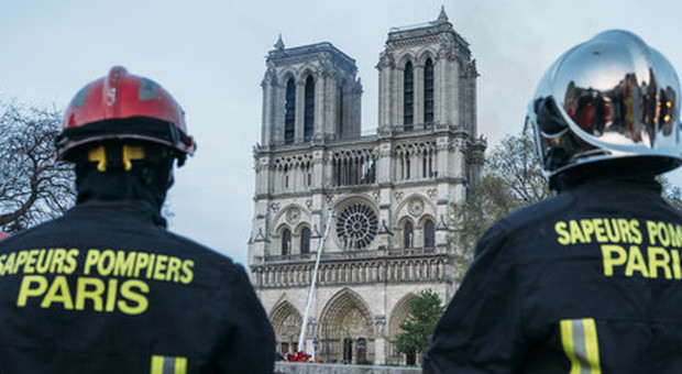 Giovane stuprata nella caserma dei pompieri di Parigi, eroi dell'incendio di Notre Dame: in sei sotto inchiesta