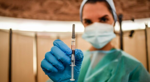 Vaccino Covid, ad Oxford inizia la fase 3 di sperimentazione: Astrazeneca cerca altri 300 volontari