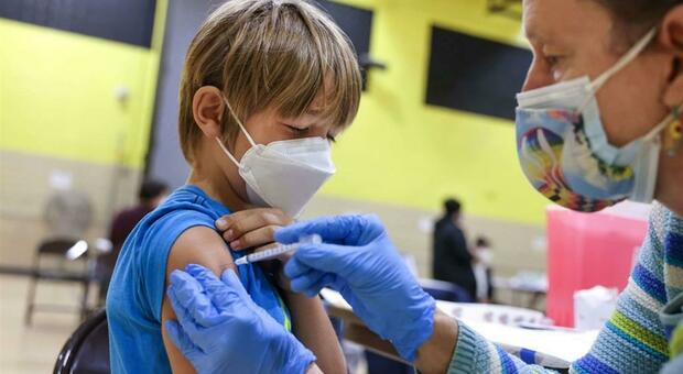 Covid, Usa: approvato il booster del vaccino Pfizer per i bimbi tra i 5 e gli 11 anni