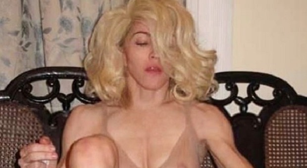 Madonna choc, la foto seminuda in pieno lockdown stupisce i fan. Asia Argento: «Ti amo»