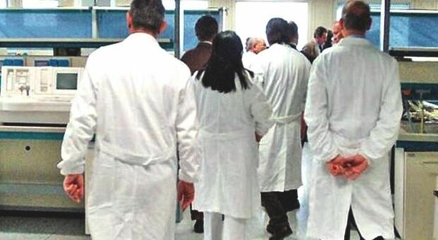 Medici e infermieri "no vax": a Lecce sospesi in tutto in 38. E altri 100 liberi professionisti senza stipendio