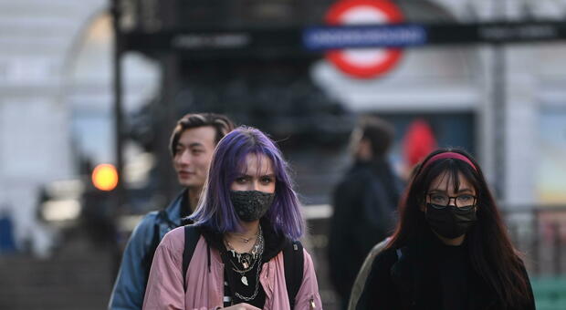 Omicron, da oggi il Regno Unito abolisce green pass e mascherine, presto così anche in Europa