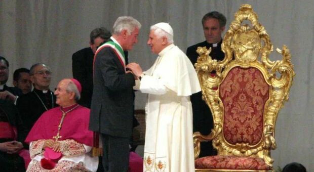 L'abbraccio del sindaco Mennitti con papa Ratzinger (foto Agenda Brindisi)
