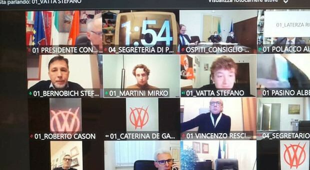 Trieste, Consiglio comunale sotto attacco hacker No vax: «Chat intasata da messaggi di stampo Nazi Pass»