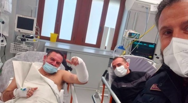 Sparatoria a Taranto, i due poliziotti feriti stanno bene: il selfie dall'ospedale col pollice all'insù