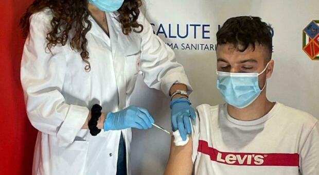 Pfizer Lazio, iniziata la vaccinazione dei maturandi: regalata anche copia della Costituzione