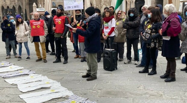 No Green pass in piazza con le divise da deportati: la protesta choc a Perugia nella Giornata della Memoria