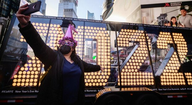 Omicron, Londra cancella i festeggiamenti di Capodanno. A New York countdown a Times Square a rischio