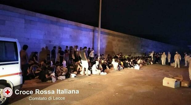 Migranti, nuovo sbarco nella notte: 84 arrivati in Puglia, anche minori e donna incinta. A Lampedusa la nave per la quarantena