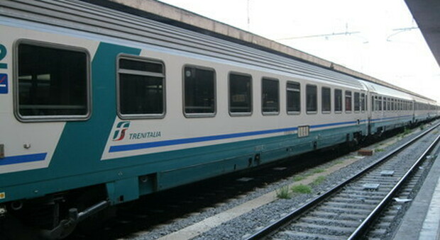 63enne aggredito da due giovani sul treno Lecco-Milano