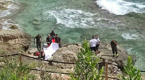 Cade sulla scogliera a Leuca, turista ferito e recuperato con l'elisoccorso