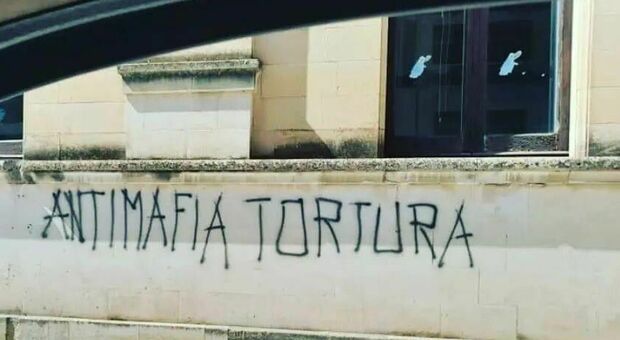 Calimera, graffiti choc contro l'Antimafia nel giorno di Montinaro. Lo sdegno del sindaco: «Vergogna»