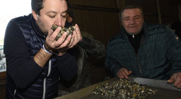 Matteo Salvini con i pescatori di vongole al Lido degli Estensi