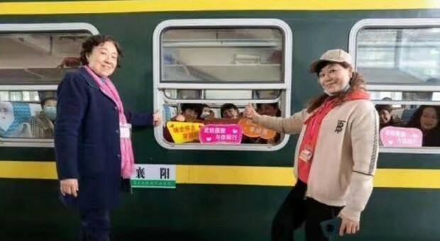Covid in Cina, a Wuhan è partito il primo treno turistico: a bordo 900 persone, tour di due giorni