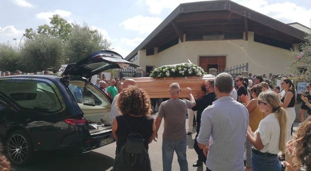 «La tua allegria contagiava tutti»: a Brindisi addio al 37enne morto in moto