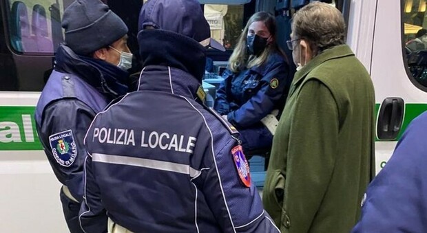 Milano, marocchino aggredisce vigilessa in piazza Duomo: gli aveva detto di mettere la mascherina