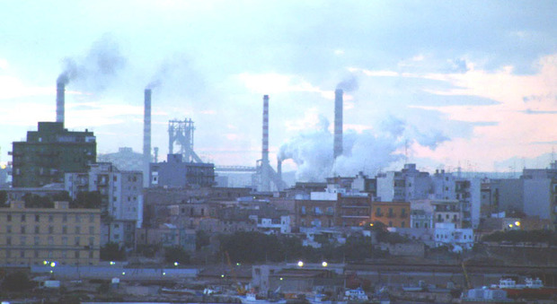 Una veduta della città con le ciminiere del siderurgico