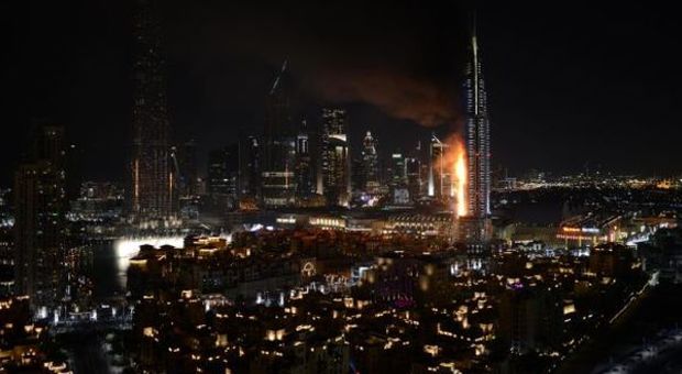L'Address Downtown hotel di Dubai in fiamme
