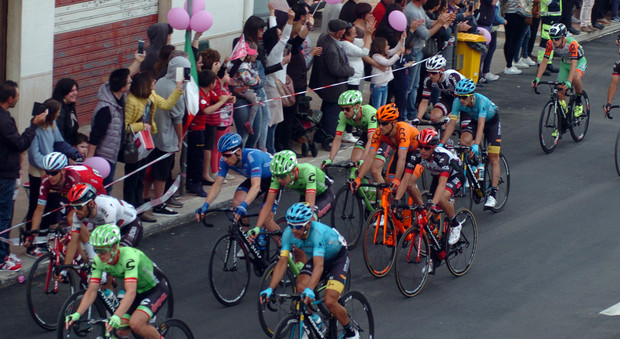 Festa in Valle d'Itria per il Giro d'Italia: tappa vinta da Ewan