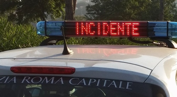 Roma, investe in scooter una donna e cade sull'asfalto: morto un 58enne