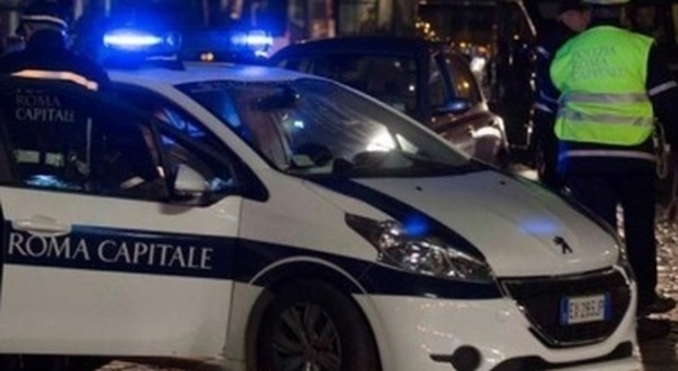Travolto e ucciso in strada: l'auto scappa, caccia al pirata a Roma